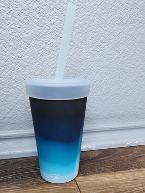 NWOT Silipint 20 oz Straw Tumbler Moon Beam Blue Black Ombre